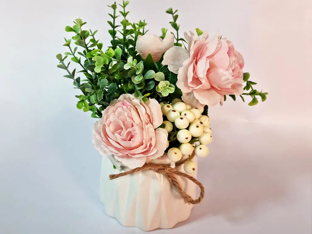 Aranjament flori artificiale, bujori roz în vas ceramic alb, 20 cm