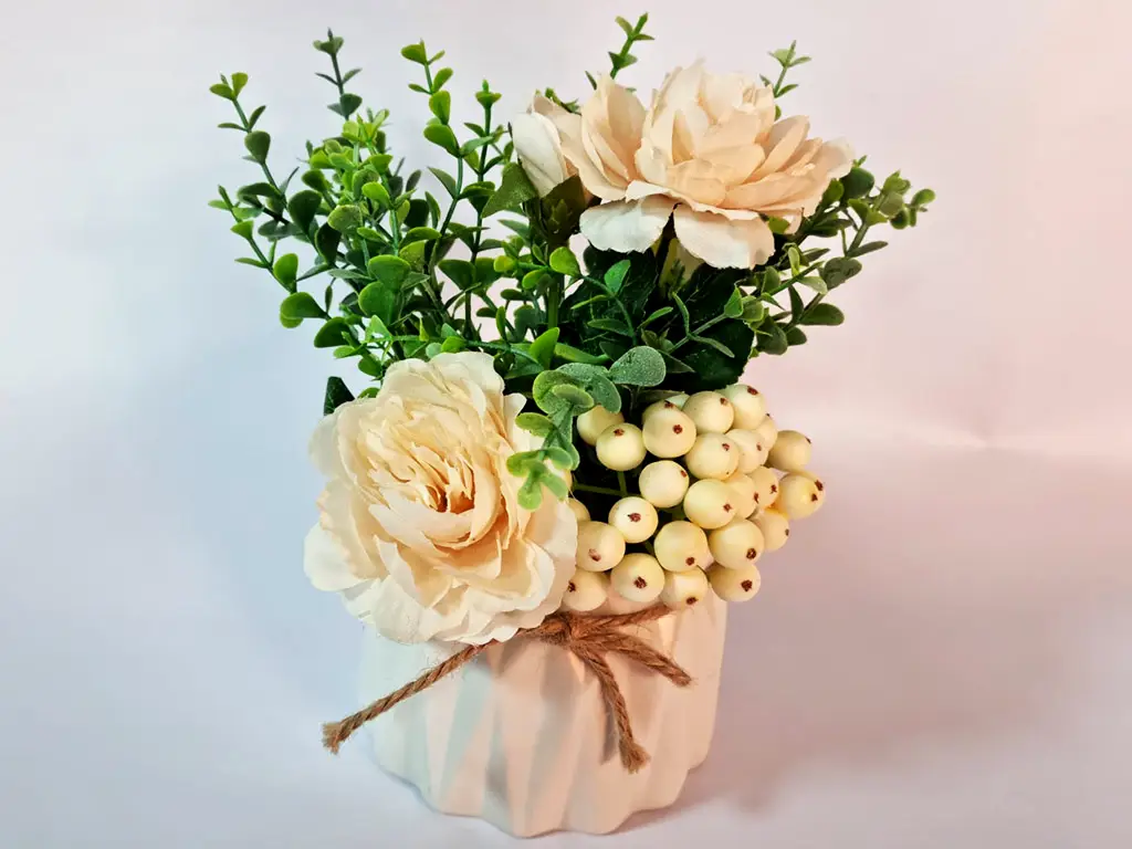 Aranjament flori artificiale, bujori crem în vas ceramic alb, 20 cm