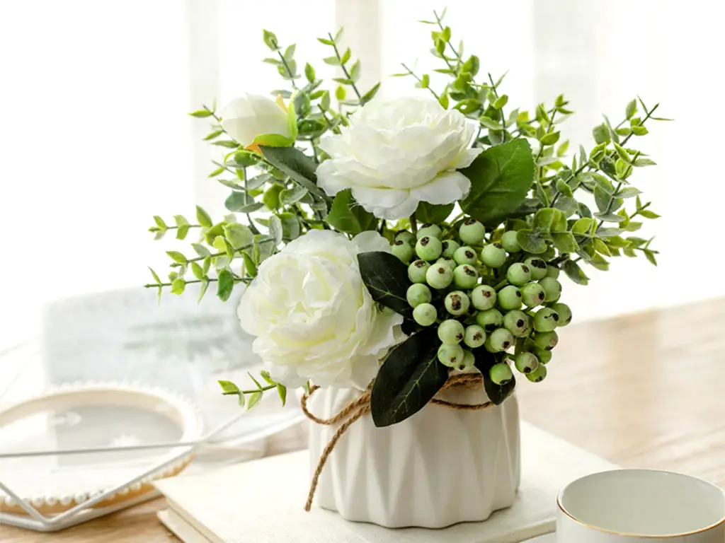 Aranjament flori artificiale, bujori albi în vas ceramic alb, 20 cm