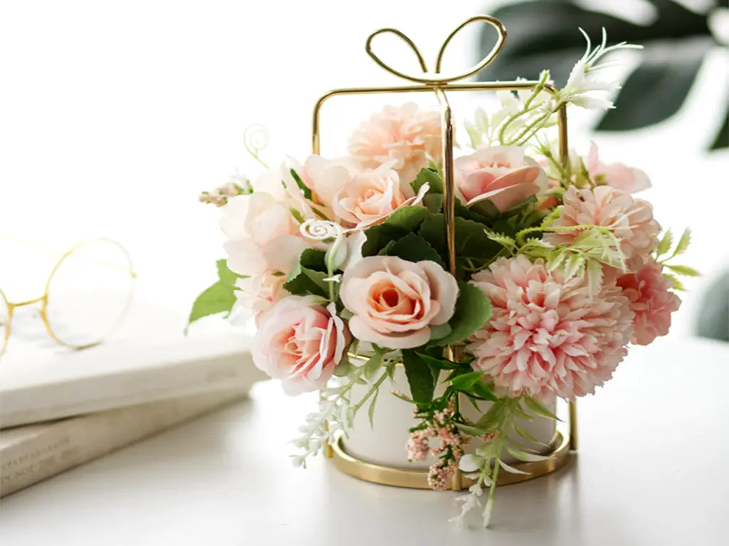 Aranjament flori artificiale roz somon în vas ceramic alb şi suport metalic auriu, 20 cm înălţime
