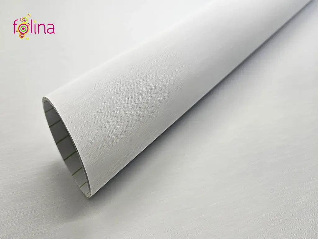 Autocolant alb cu efect metalic brushed, aspect mat, rolă de 100x200 cm