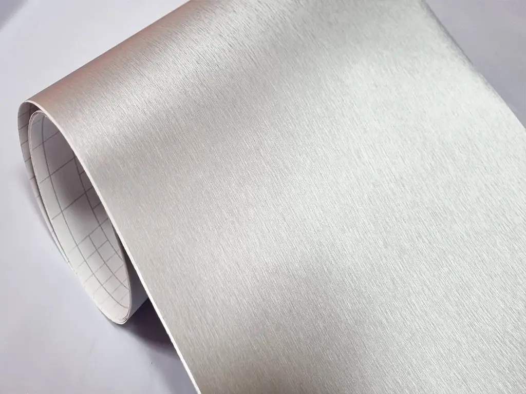 Autocolant argintiu cu efect metalic Brushed, folie autoadezivă bubblefree, rolă de 152x250 cm, cu racletă pentru aplicare