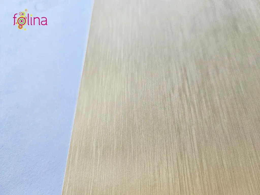Autocolant crem cu efect metalic brushed, aspect mat, rolă de 100x200 cm