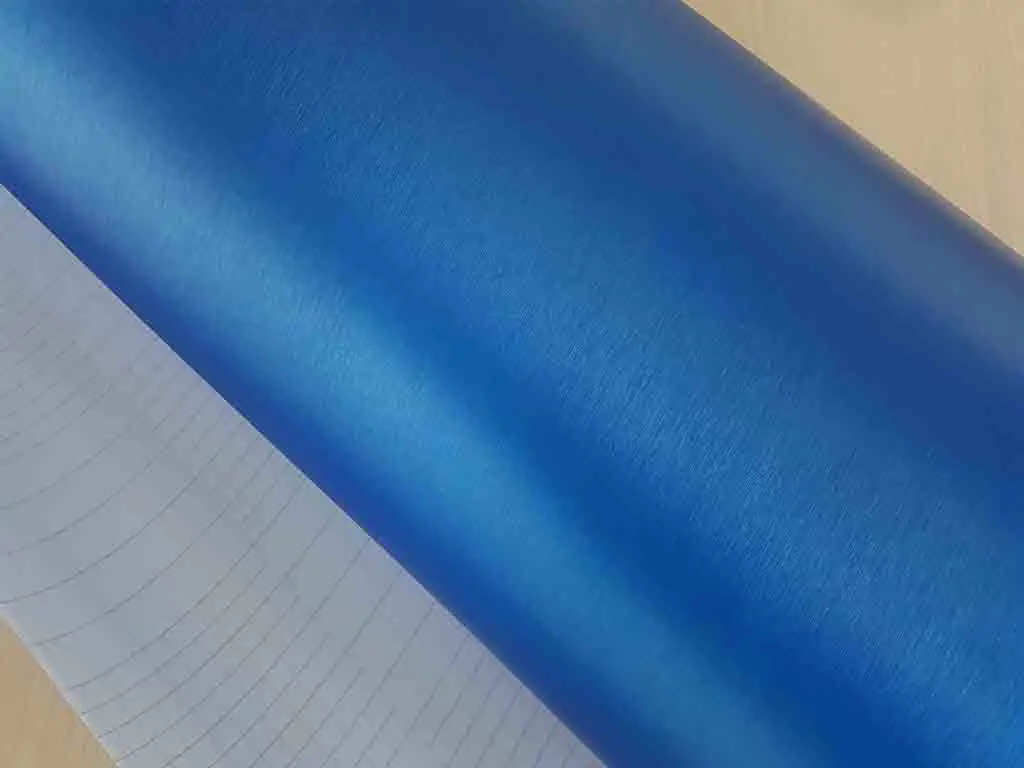 Autocolant albastru cu efect metalic Brushed, folie autoadezivă bubblefree, rolă de 152x250 cm, cu racletă pentru aplicare