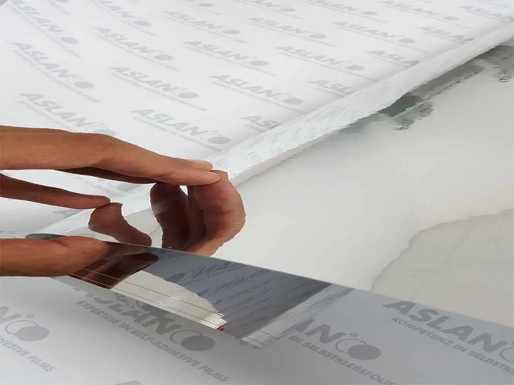 Autocolant argintiu Aslan, efect metalic cu aspect lucios, rolă de 125x200 cm