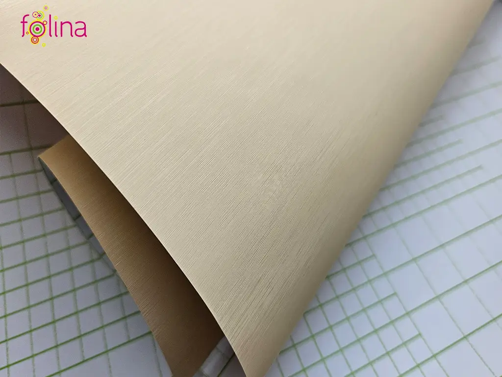 Autocolant crem cu efect metalic brushed, aspect mat, rolă de 100x200 cm