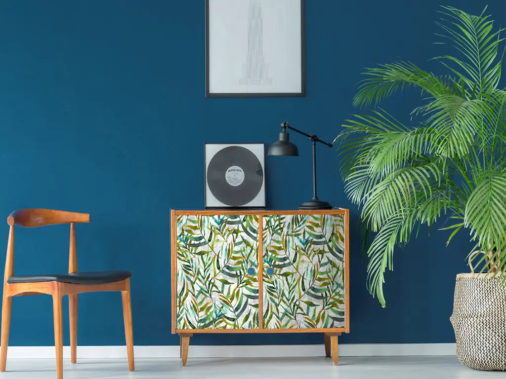 Autocolant mobilă decorativ Lorina, d-c-fix, gri cu imprimeu frunze verzi, rolă de 45 cm x 5 metri, cu racletă şi cutter