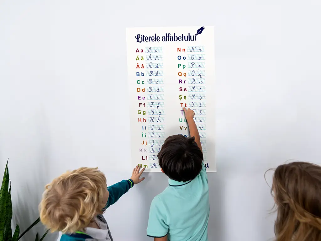 Autocolant educativ cu Literele alfabetului, Folina, rola de 60x100 cm, racletă de aplicare inclusă