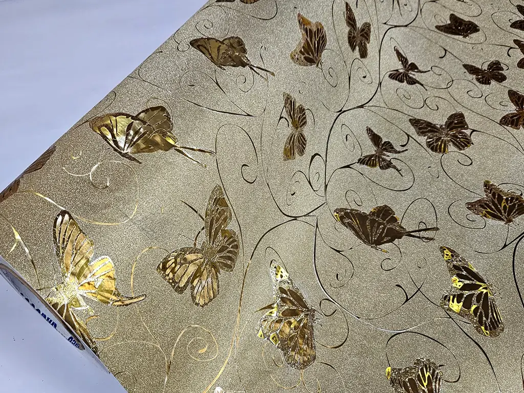 Autocolant bej glitter cu fluturi aurii, rolă de 90x200 cm