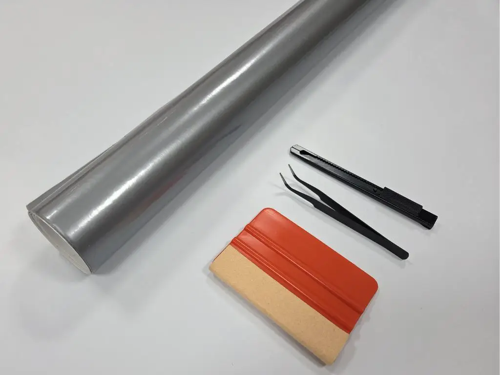 Set autocolant gri argintiu lucios 30x500 cm + racletă, cutter, pensetă – pentru cutter plotter, DIY, stickere personalizate