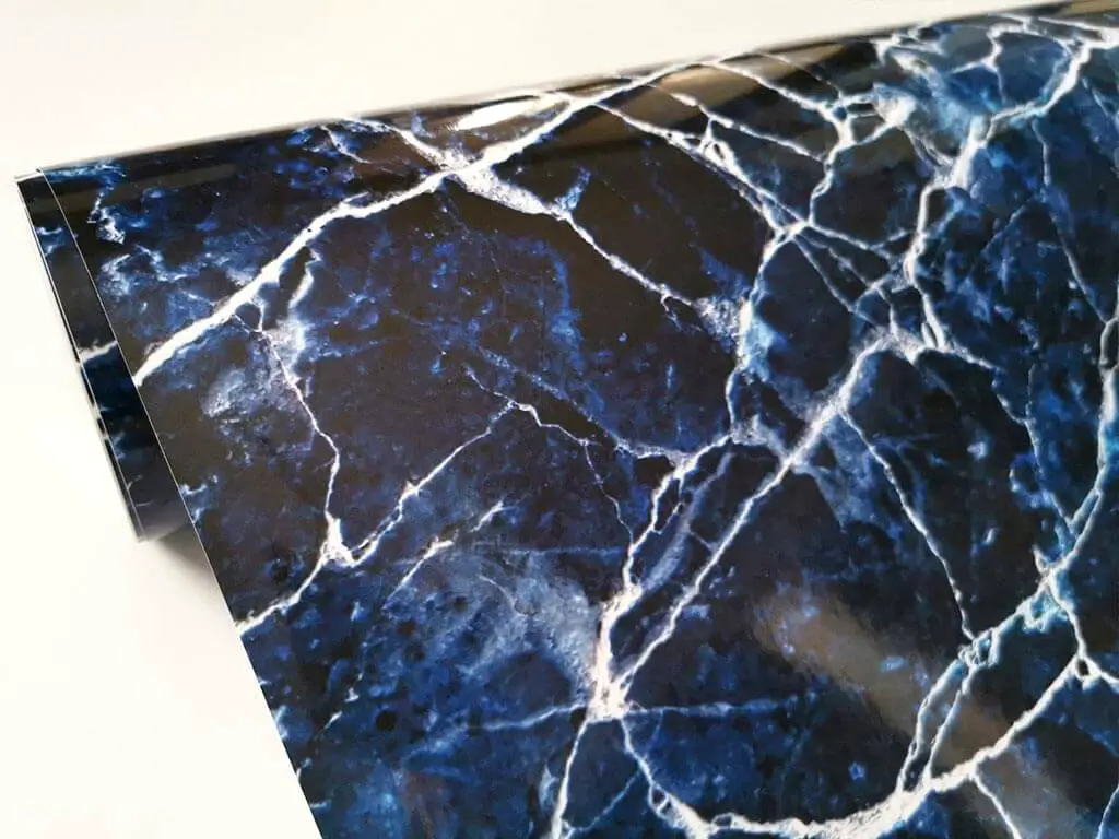 Autocolant marmură albastră, Folina, aspect lucios - 100 cm lăţime