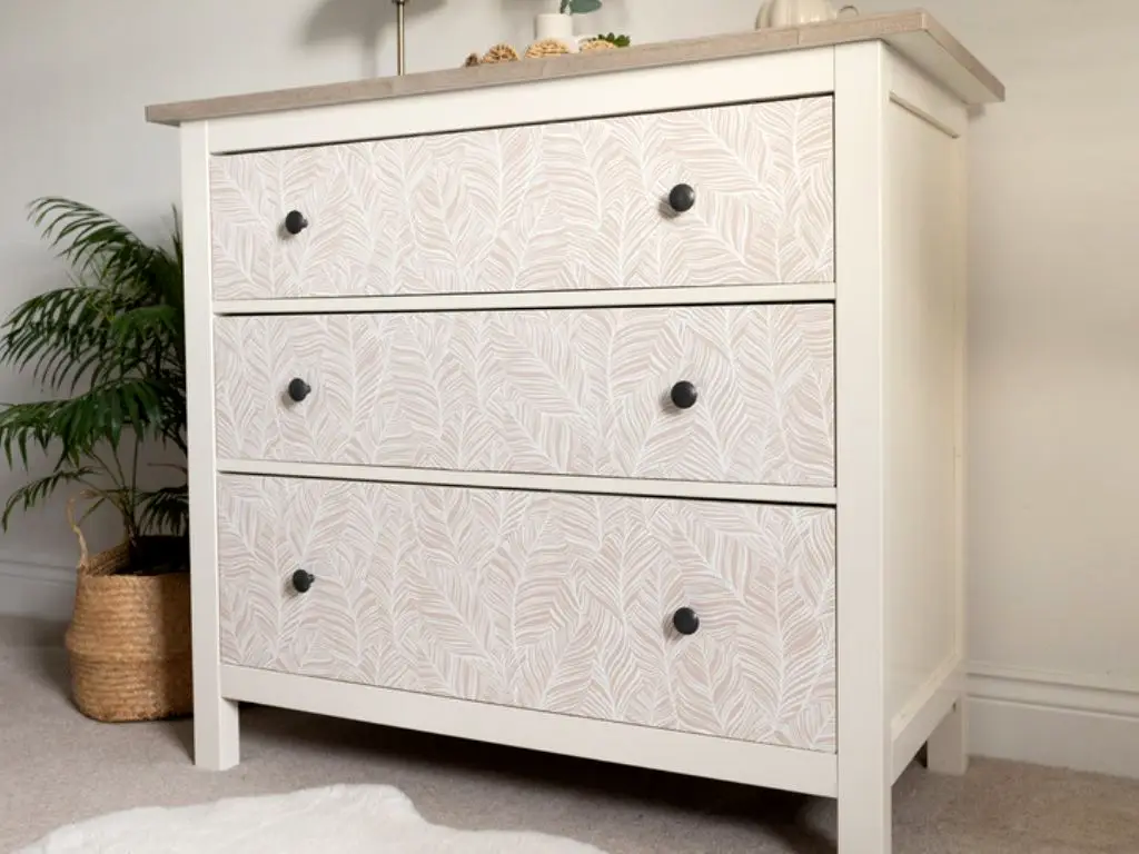 Autocolant mobilă decorativ, d-c-fix Blado, crem cu model stilizat frunze albe, 67x200 cm