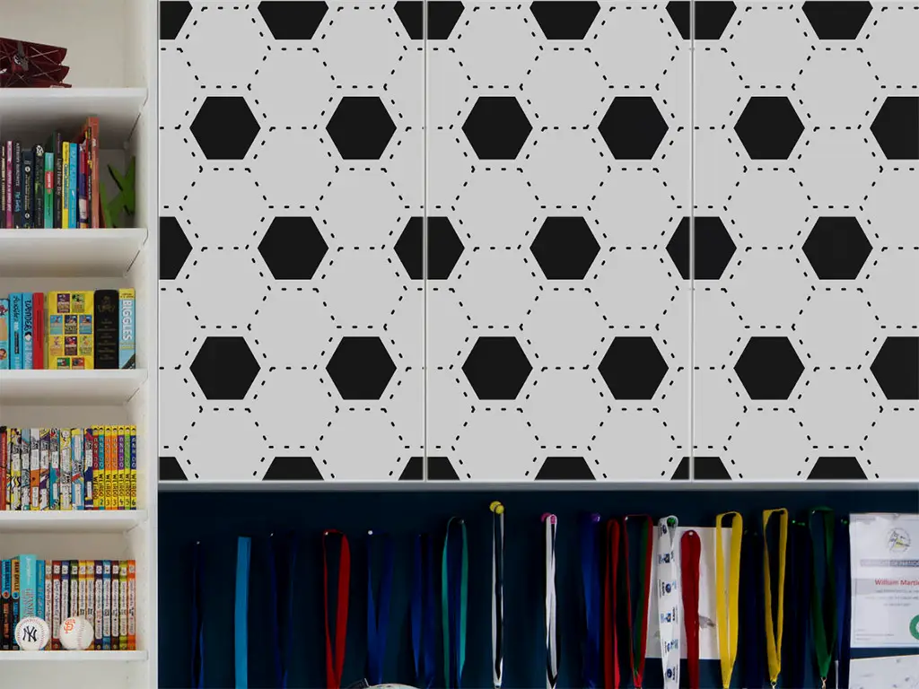 Autocolant mobilă decorativ, Folina, alb cu hexagoane negre, rolă de 100x250 cm, racletă inclusă