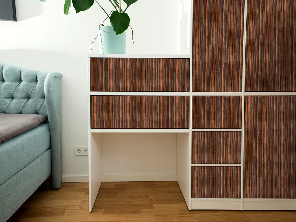 Autocolant mobilă imitatie lemn Ebony – 60x200 cm, autoadeziv, mat