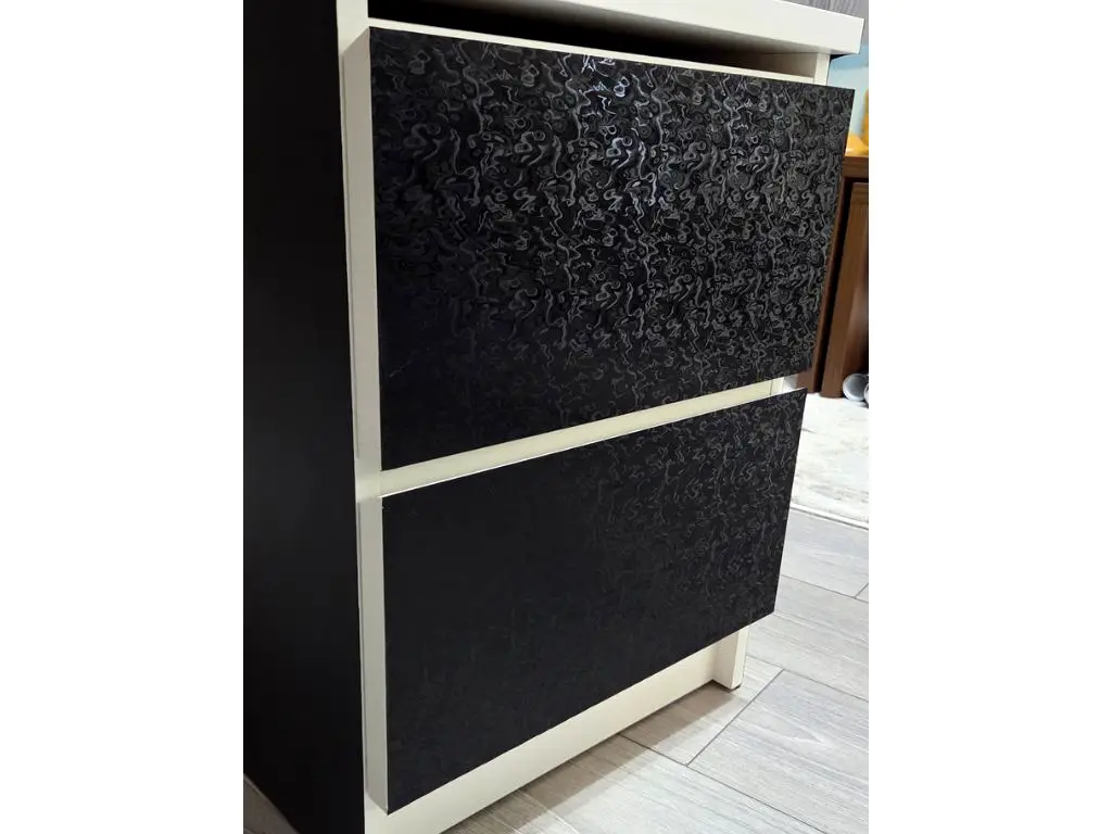 Autocolant mobilă negru embosat, model fluid decorativ - 75x250 cm
