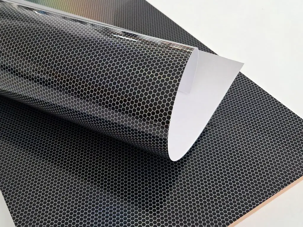 Autocolant mobilă negru cu model fagure holografic, pentru mobilier gaming și decoruri moderne - 75x250 cm