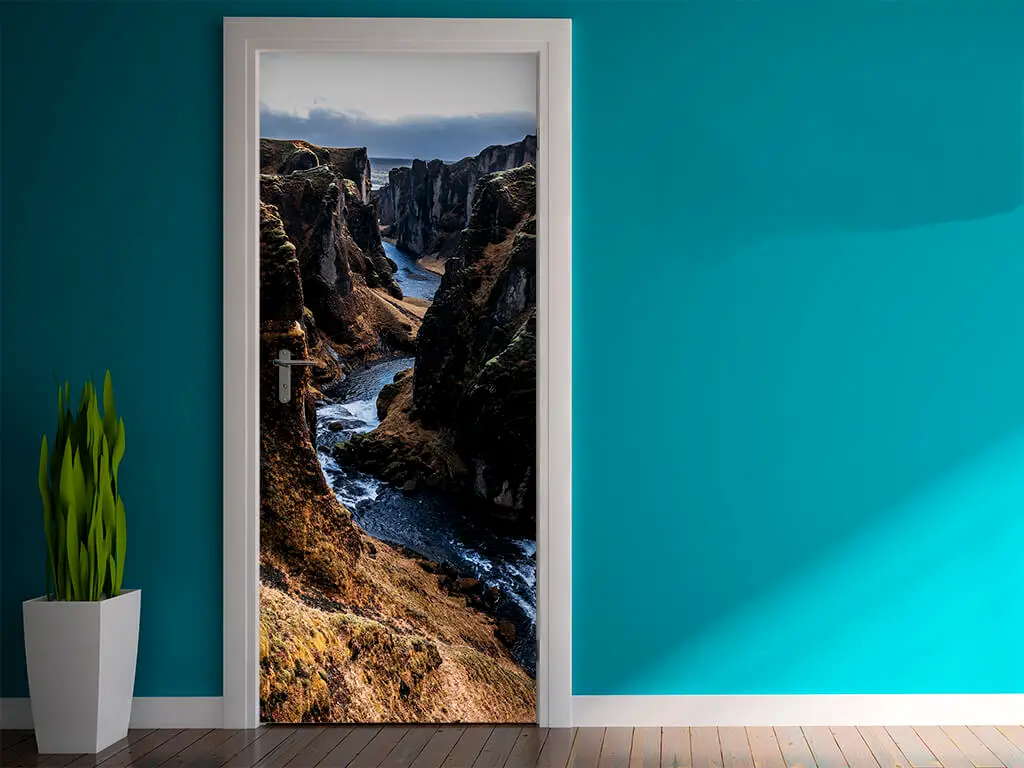 Autocolant uşă Peisaj Canion, Folina, model multicolor, dimensiune autocolant 92x205 cm