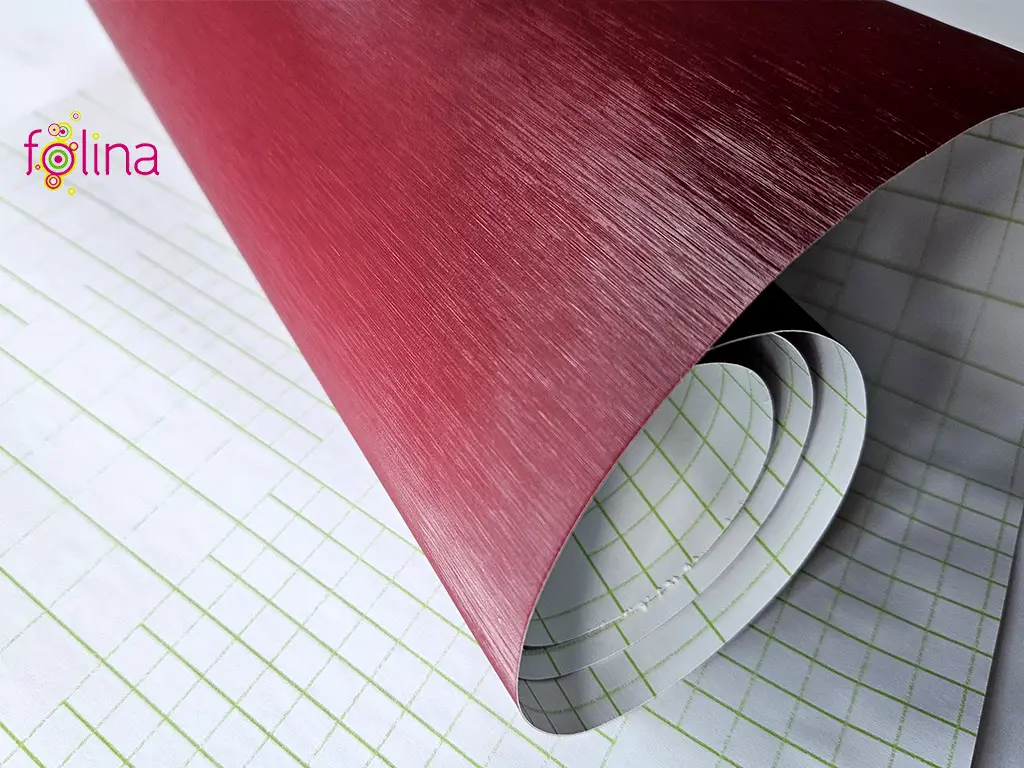 Autocolant vişiniu cu efect metalic brushed, aspect mat, rolă de 100x200 cm