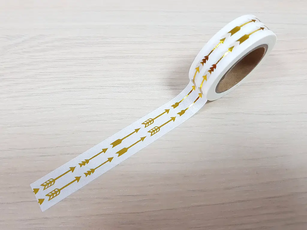 Bandă adezivă Washi Tape, Folina, model cu săgeţi aurii, dimensiune bandă 15 mm x 10 m