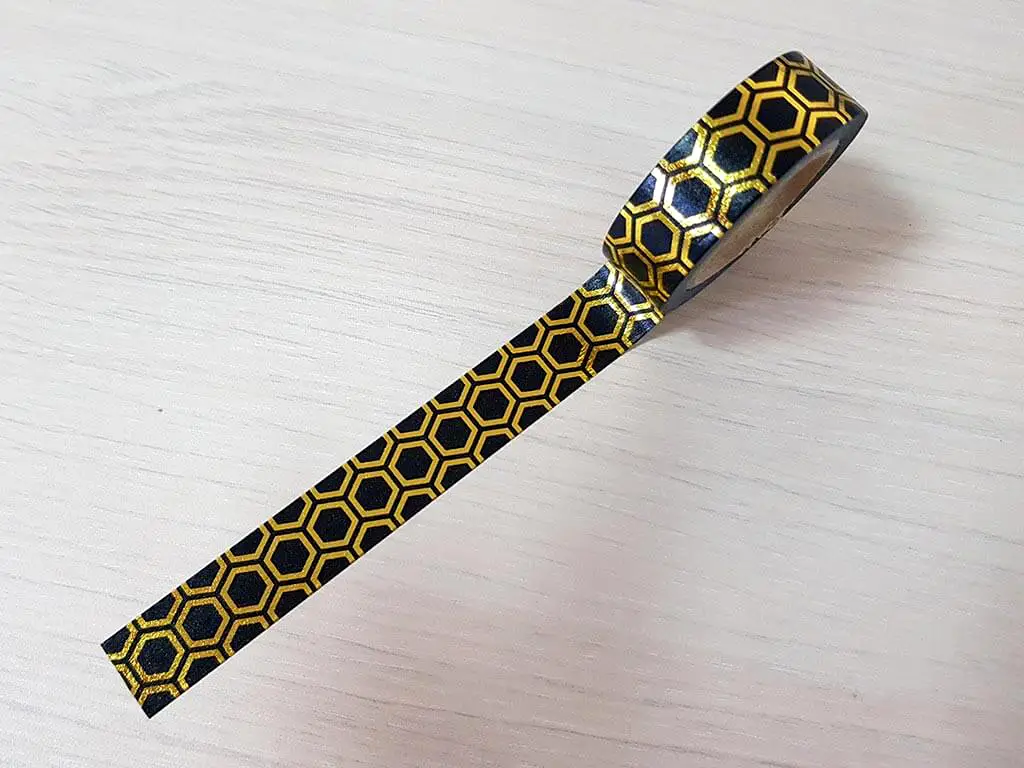 Bandă adezivă Washi Tape Gold Honeycombs, Folina, neagră cu hexagoane aurii 1.5 cm  x 10 m 