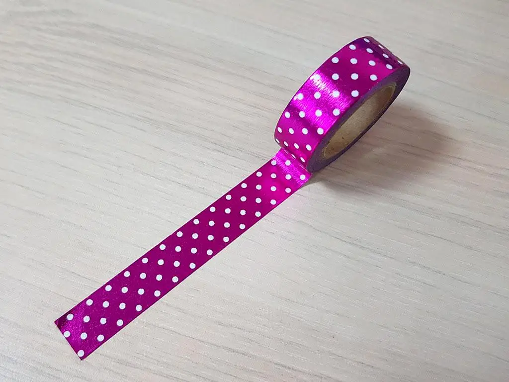 Bandă adezivă Washi Tape roz metalic cu buline, Folina, model multicolor, dimensiune bandă 15 mm lăţime x 10 m lungime