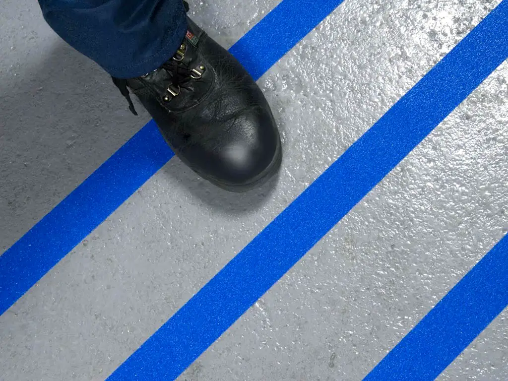 Bandă antialunecare autoadezivă cu granulație grosieră, culoare albastră, ideală pentru scări și podele, rolă 5 cm x 5 m