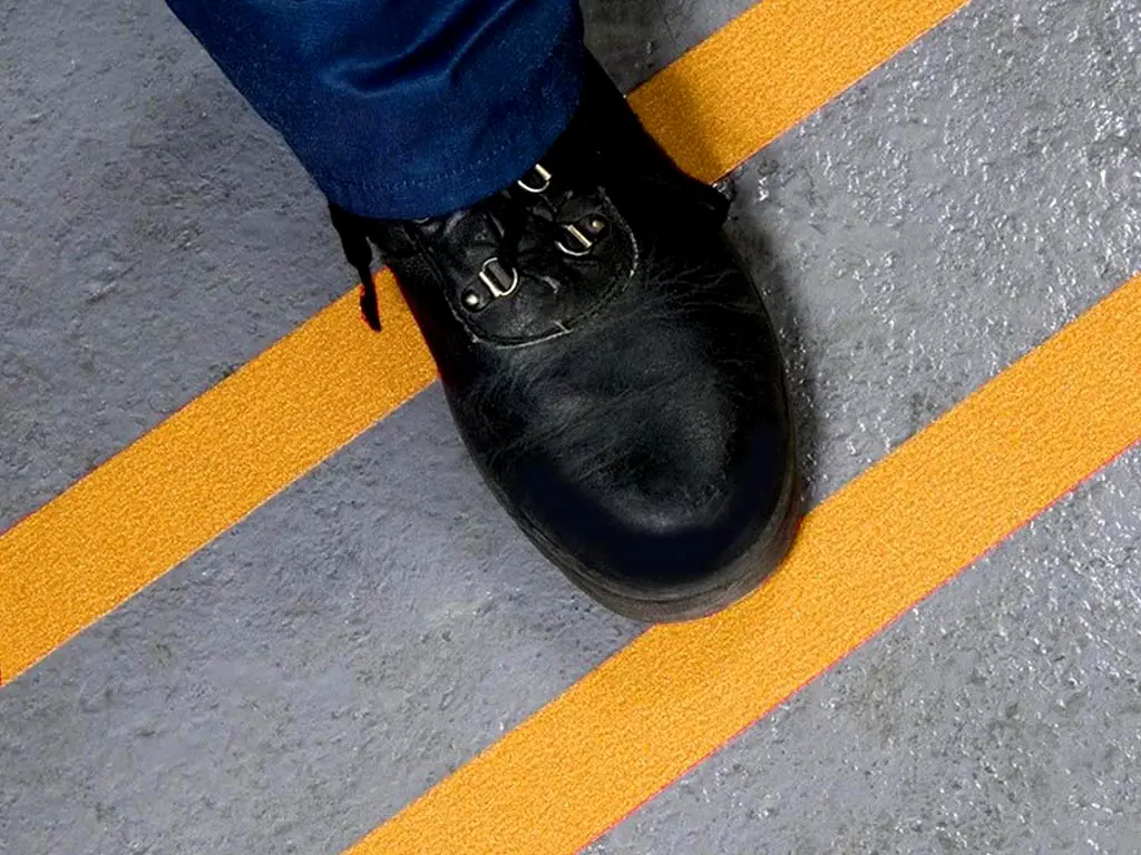 Bandă antialunecare autoadezivă cu granulație grosieră, culoare galbenă, ideală pentru scări și podele, rolă 5 cm x 5 m