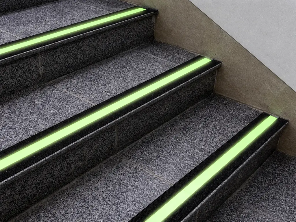 Bandă antiderapantă autoadezivă cu inserție fotoluminiscentă verde pentru marcaj trepte, 5x500 cm