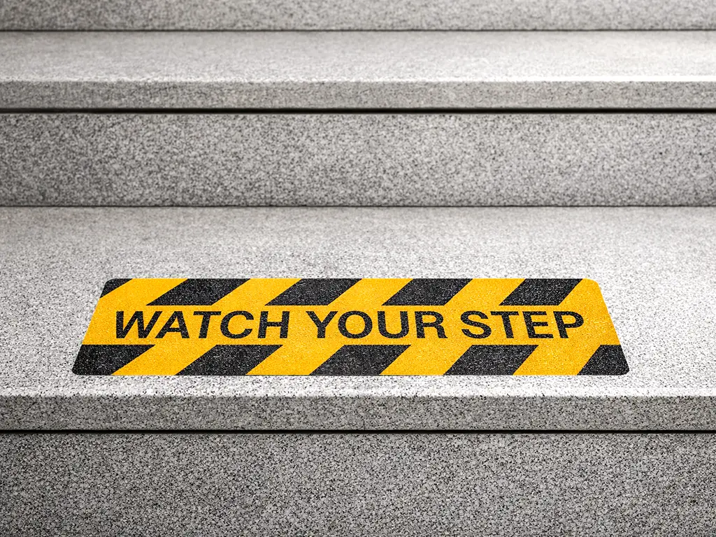 Set 2 Benzi Antiderapante pentru Scări „Watch Your Step” 61 × 15 cm Galben-Negru