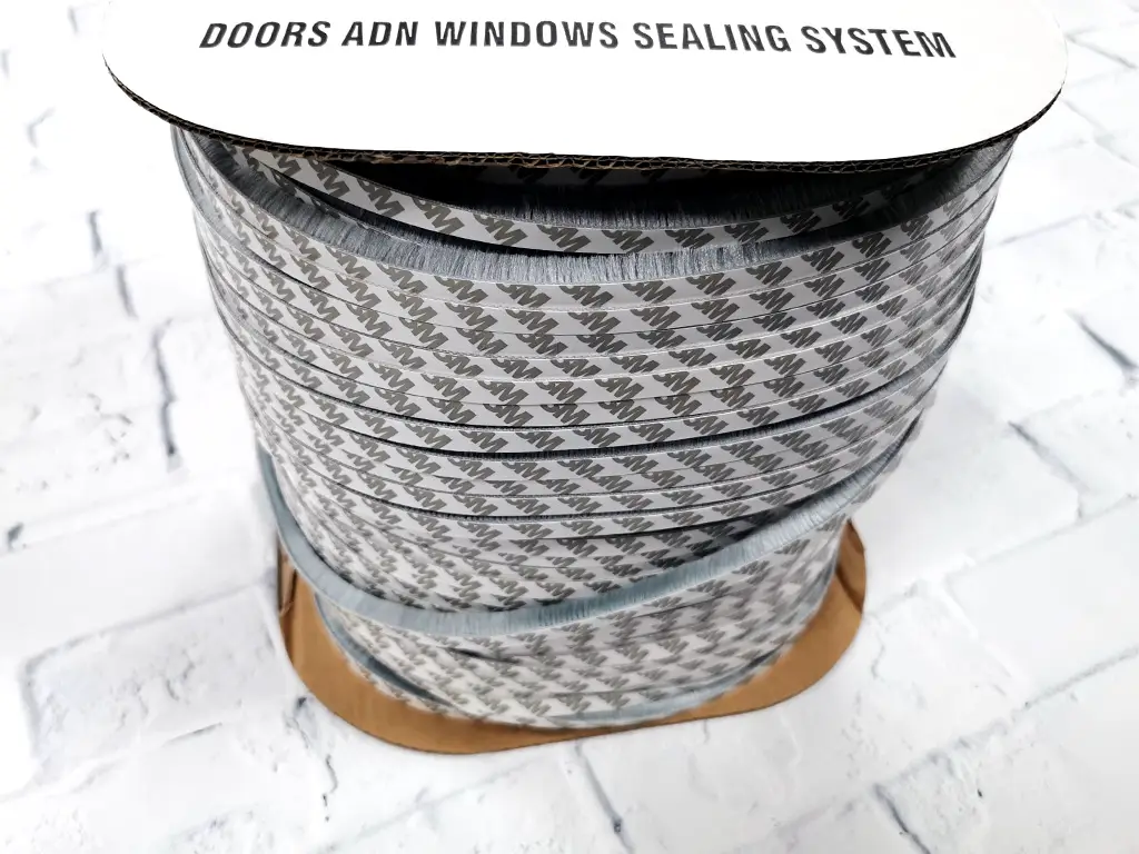 Bandă autoadezivă tip perie, pentru etanșare ferestre, uși glisante, dressing-uri, rolă de 200m 
