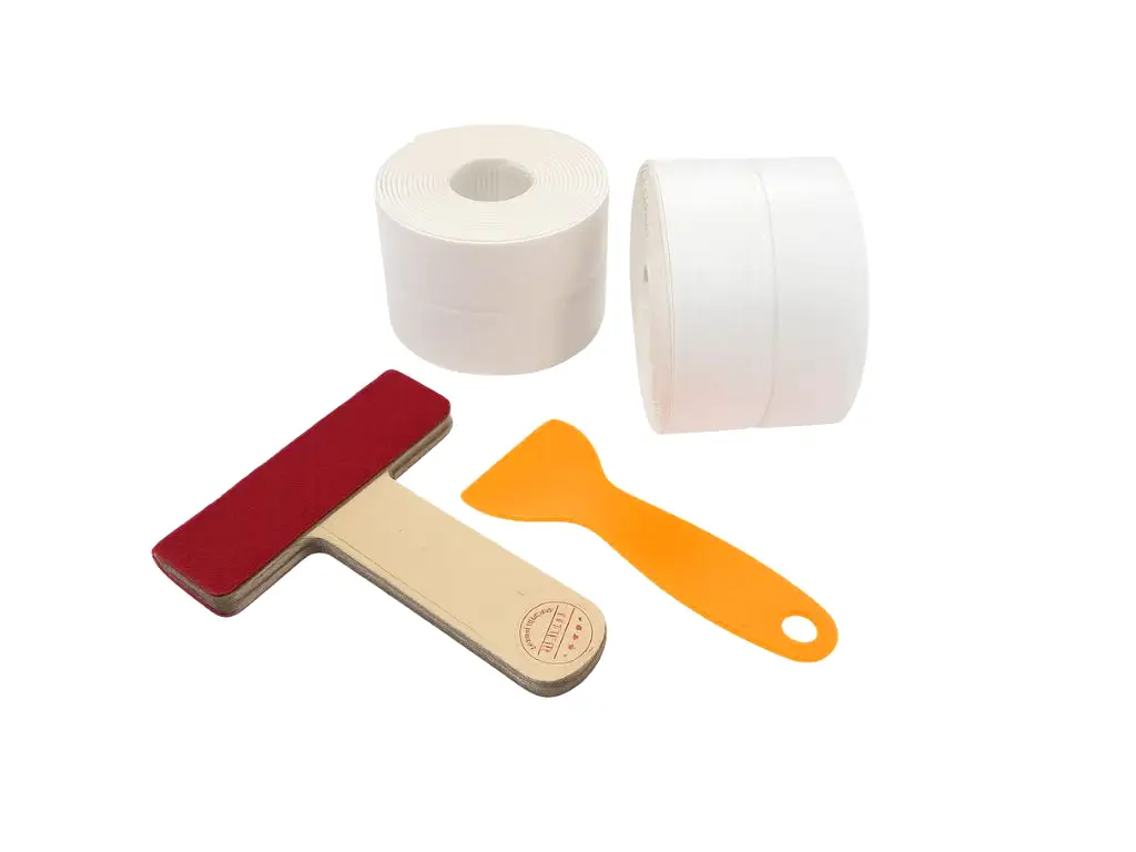 Set 2 role bandă etanșare autoadezivă albă, cu adeziv butilic, 6 cm x 3,2 m + 2 raclete incluse