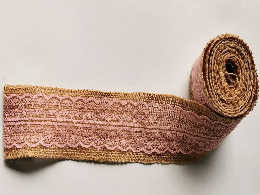 Bandă iută natur cu dantelă roz pal, rolă de 6x200 cm