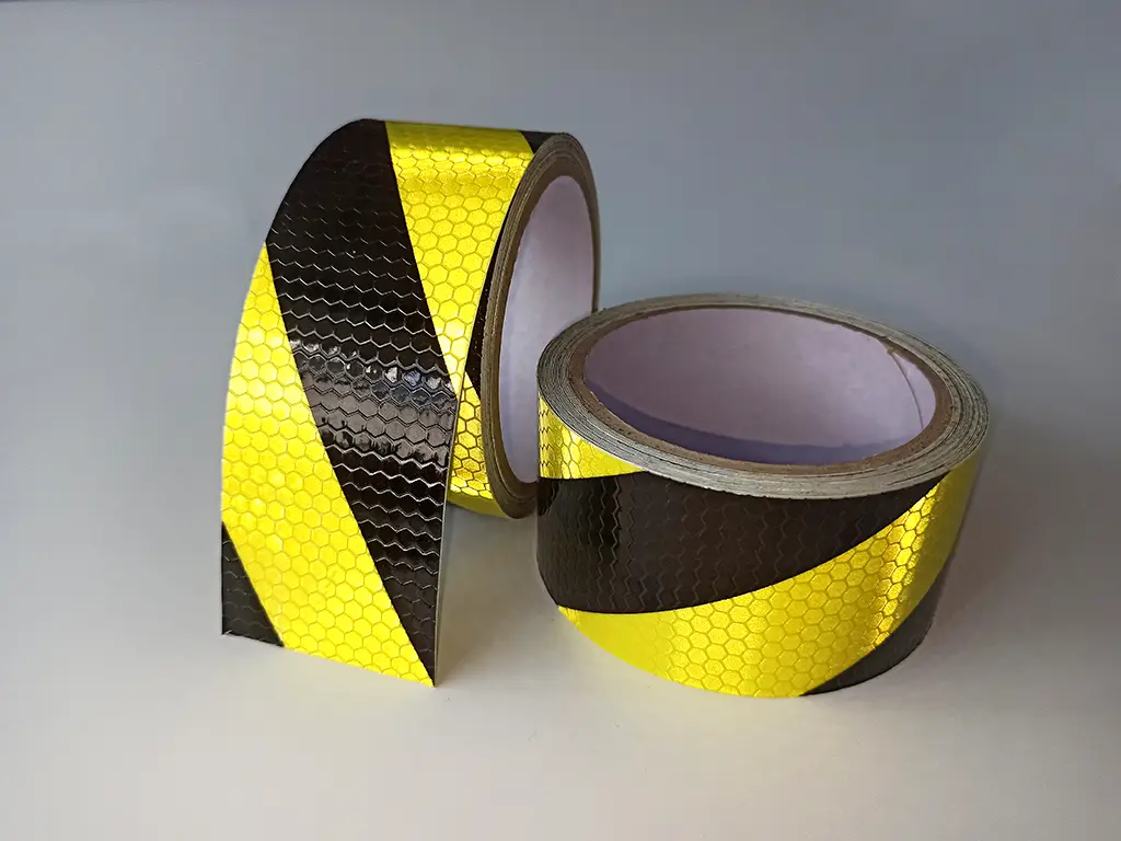Bandă reflectorizantă autoadezivă de marcaj contur galben-negru pentru siguranța rutieră, rolă 5 cm x 5 m 