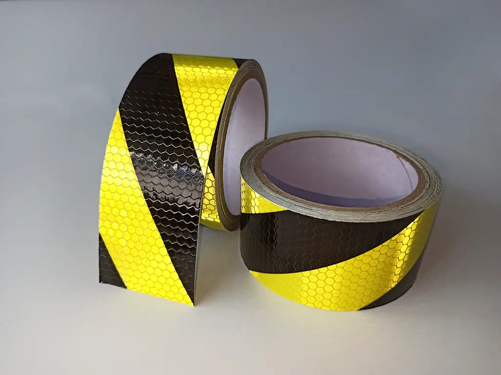 Bandă reflectorizantă autoadezivă de marcaj contur galben-negru pentru siguranța rutieră, rolă 5 cm x 5 m