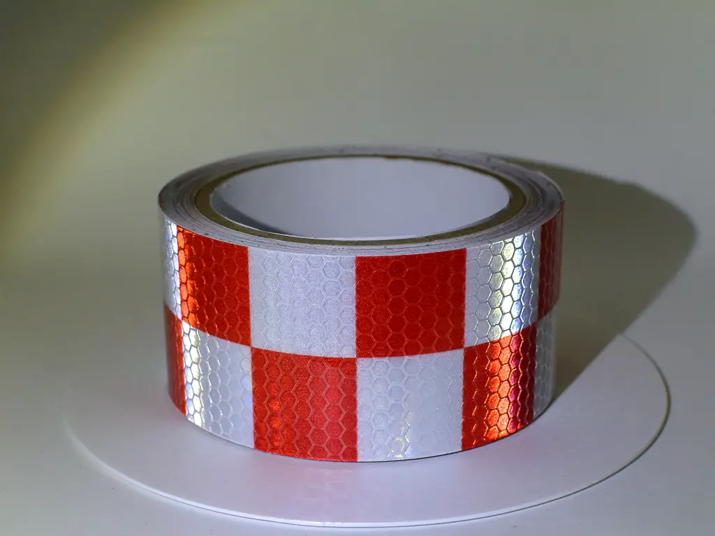 Bandă reflectorizantă autoadezivă de marcaj contur cu pătrate de culoare  alb-roșu pentru siguranța rutieră, rolă 5 cm x 5 m