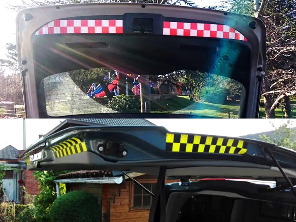 Bandă reflectorizantă autoadezivă de marcaj contur cu pătrate de culoare  alb-roșu pentru siguranța rutieră, rolă 5 cm x 5 m