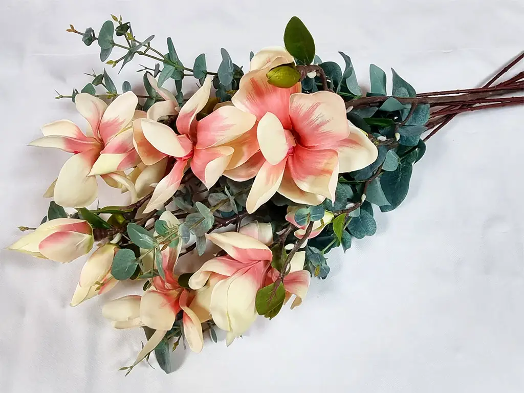 Buchet flori artificiale, magnolii crem şi plante verzi, 80 cm înălţime