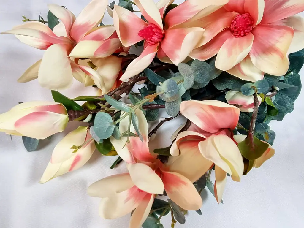 Buchet flori artificiale, magnolii crem şi plante verzi, 80 cm înălţime