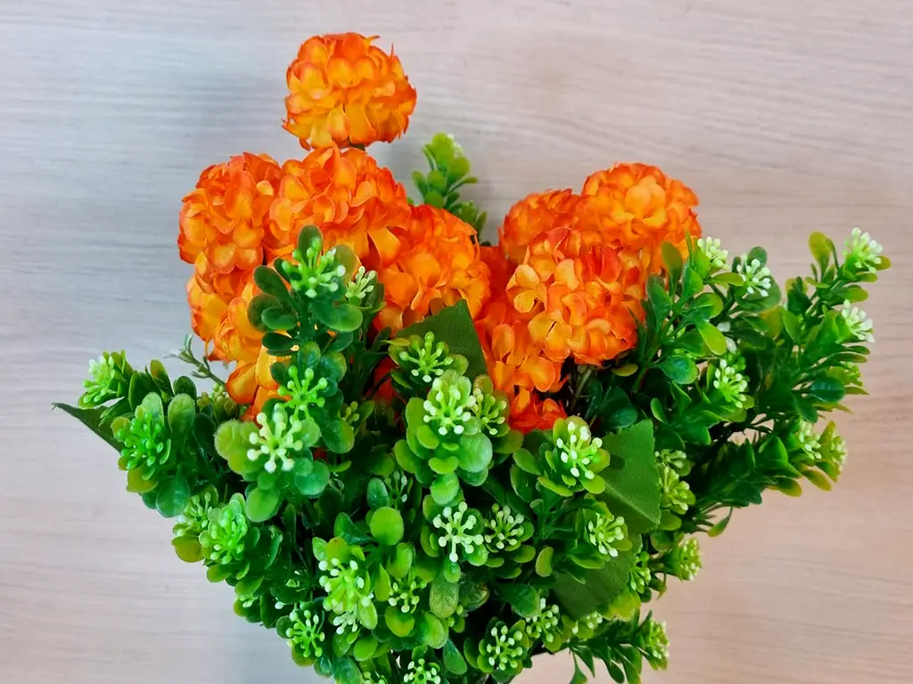Buchet flori artificiale portocalii şi plante verzi, 30 cm înălţime