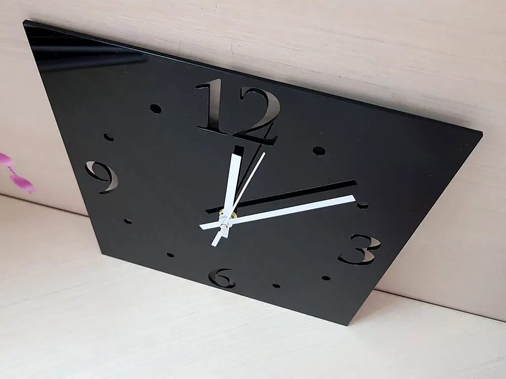 Ceas de perete, Folina, model pătrate argintii şi negre, dimensiune ceas 25x25 cm