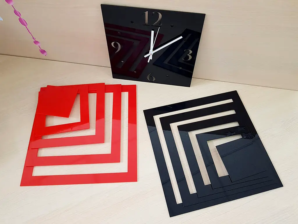 Ceas de perete, Folina, model pătrate roşii şi negre, dimensiune ceas 25x25 cm