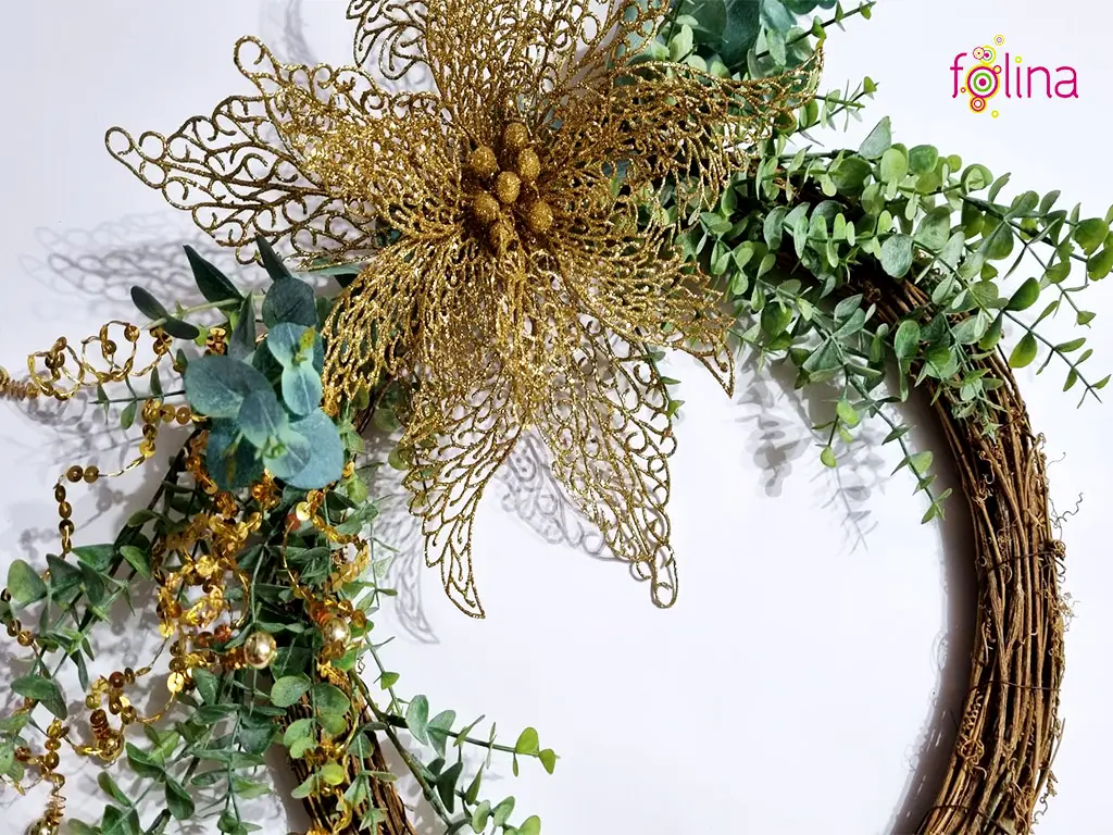 Coroniţă decorativă din nuiele, decorată cu plante artificiale verzi şi floare aurie, 40 cm diametru