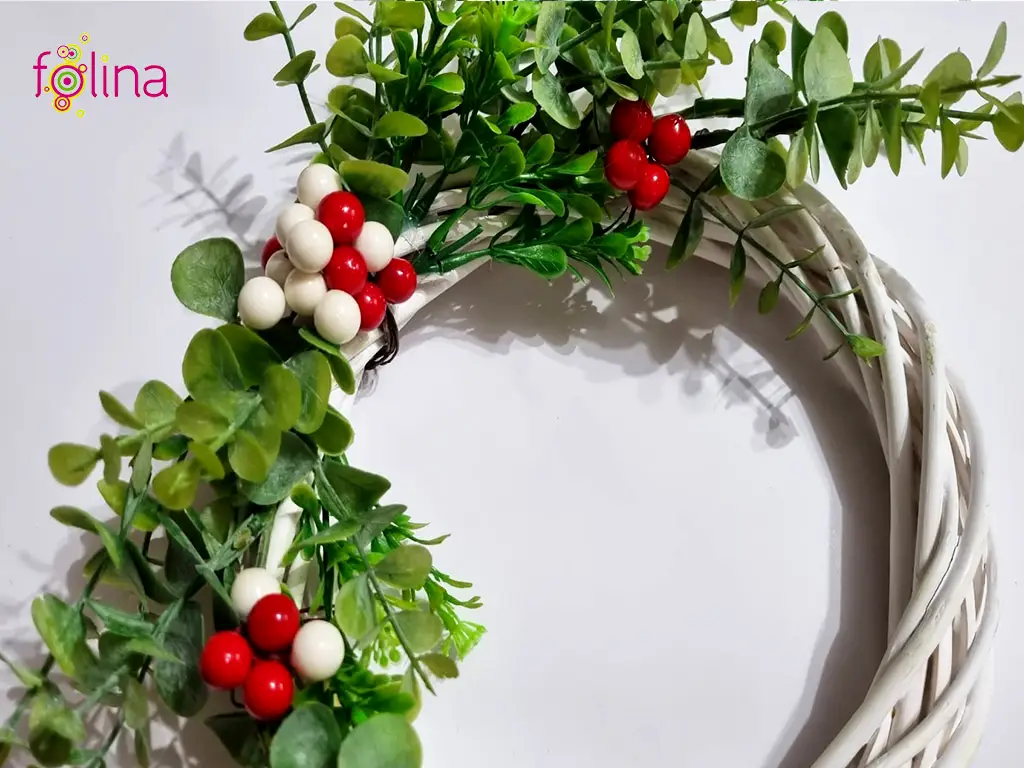 Coroniţă din nuiele albă decorată cu plante artificiale verzi şi stamine roşii, 20 cm