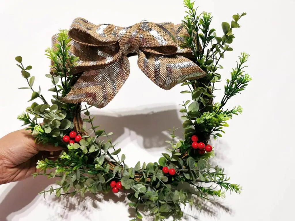 Coroniţă decorativă, Folina, flori artificiale şi fundă din iută, 25 cm
