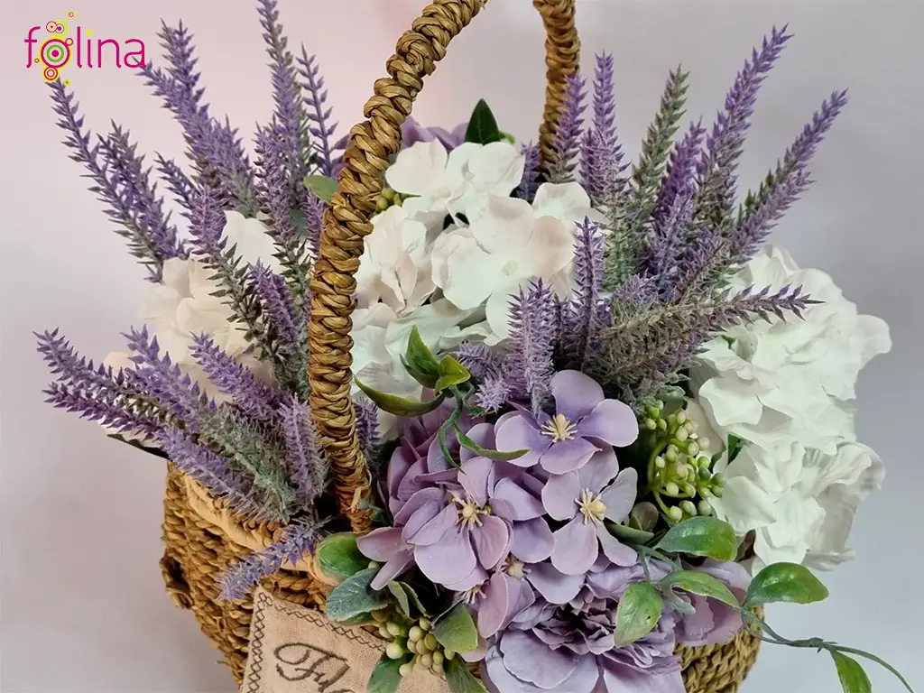 Coş decorativ din ratan împletit, cu flori artificiale lila, lavandă, hortensii şi bujori
