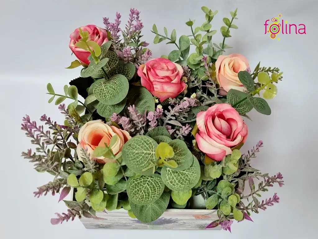 Aranjament cu trandafiri şi plante artificiale, Folina, în cutie decorativă lila