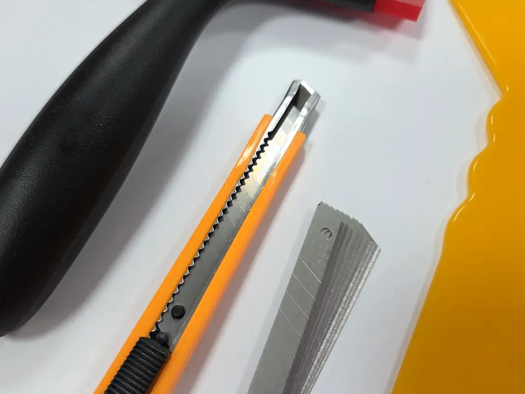 Set aplicare folie geam – 5 piese: raclete plastic, racletă silicon cu mâner, cutter cu 10 rezerve