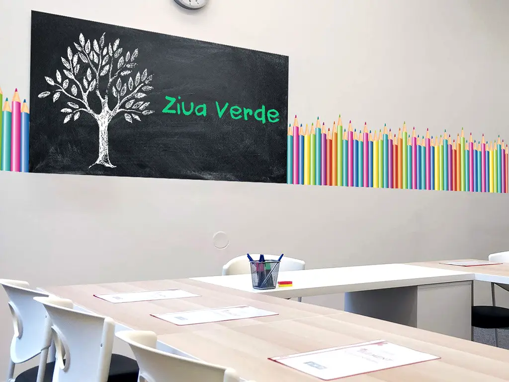 Set autocolant tablă de scris neagră şi bordură creioane colorate, Folina EDU71, decor pentru grădiniţe şi şcoli