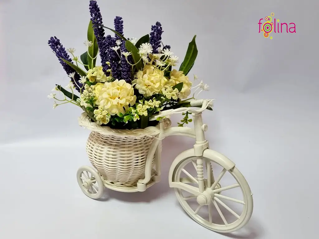 Bicicletă decorativă albă, Folina, cu garofiţe crem şi plante mov artificiale