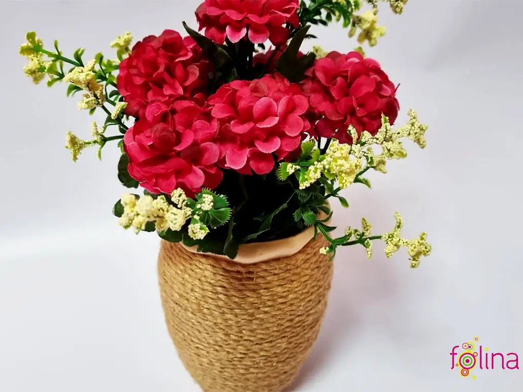 Ghiveci din ceramică cu flori artificiale, garofiţe roşii